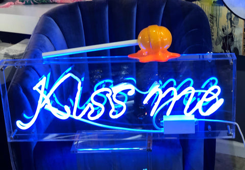 CUSTOM GLASS NEON SIGN "KISS ME"